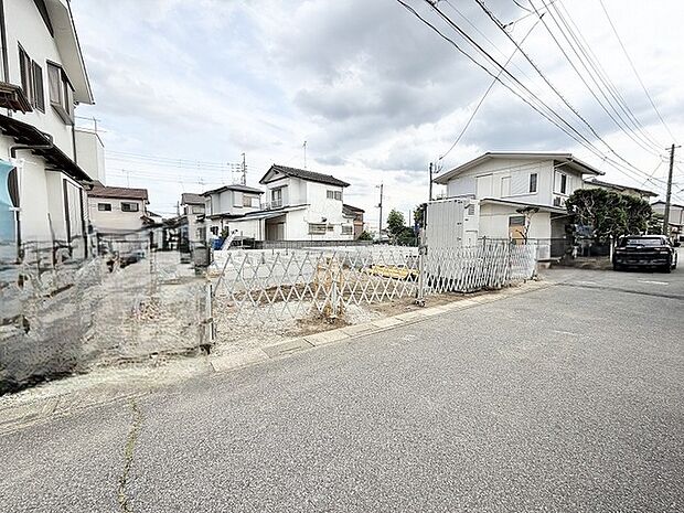 落ち着いた住宅街に位置し、新たな暮らしの可能性が広がるゆとりある敷地です。