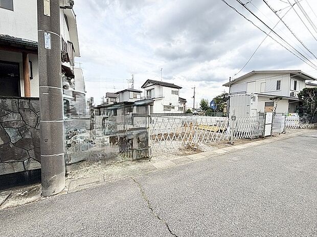 閑静な住宅街の一角にあり、理想の暮らしを描き出すための余白が広がる落ち着いた空間です。