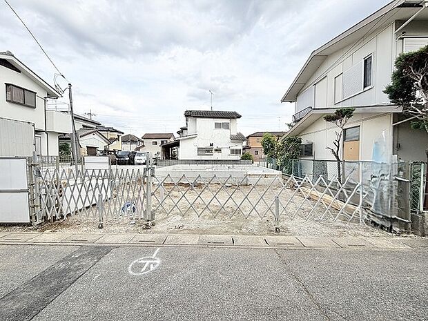 閑静な住宅街の一角に位置し、新たな暮らしの構想を描くのにふさわしい穏やかな環境が広がっています。