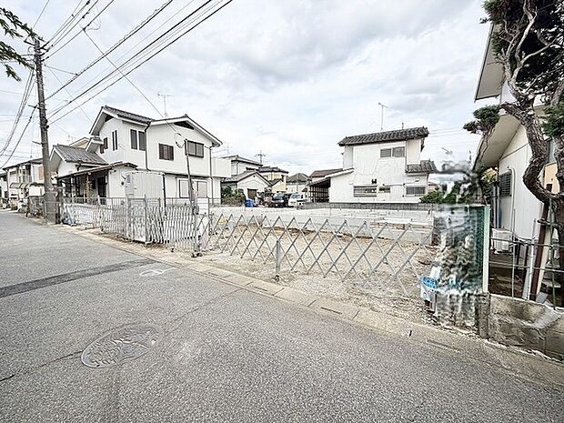 落ち着いた雰囲気の住宅街に位置し、新たな暮らしの可能性が広がる穏やかな環境が魅力の土地です。