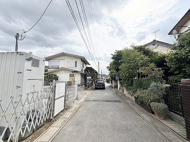 周囲の植栽が穏やかな彩りを添える、落ち着いた住宅街の静かな一角です。