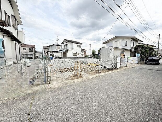 周囲に調和する落ち着いた住環境の中に、これからの暮らしを自由に描き出せる広がりを感じる場所です。