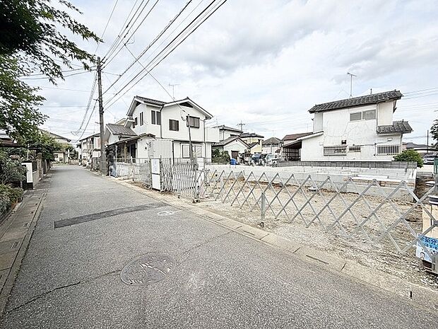 周辺環境と調和する穏やかな街並みに位置し、新たな暮らしの可能性が広がる落ち着いた住環境です。