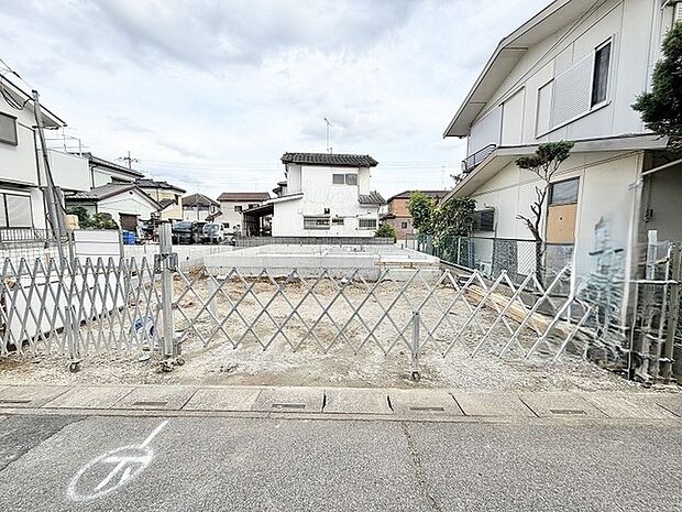 閑静な住宅街の一角に位置し、新たな暮らしの基盤となる可能性を秘めた静かな空間です。