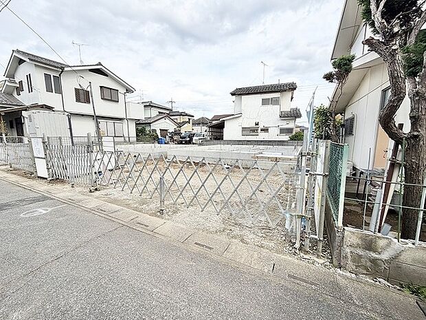 閑静な住宅街の中に位置し、これから新たな暮らしの基盤が築かれるゆとりある広さの敷地です。
