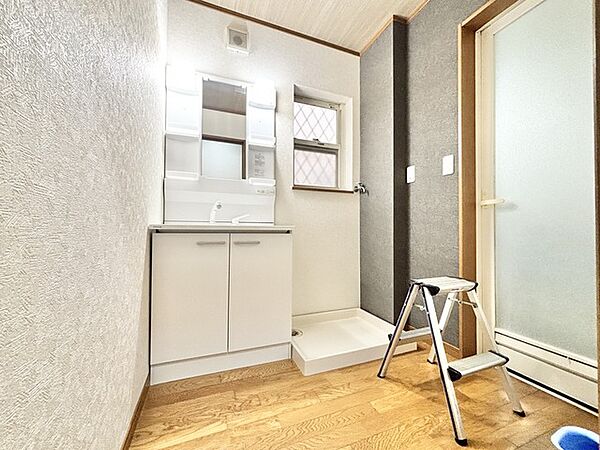 清潔感のある白と落ち着いた色味のコントラストが、日々の暮らしに静かな安らぎをもたらします。