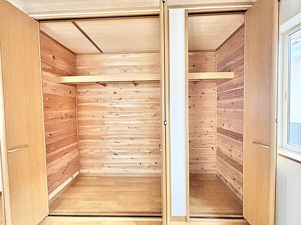 天然木の風合いが心地よく、日々の暮らしに自然の温もりを感じさせてくれる落ち着いた空間です。
