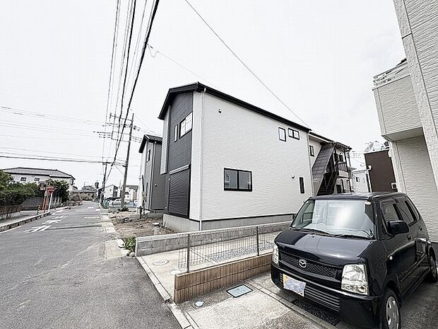 白と黒のコントラストが洗練された印象を与え、街並みに調和する静かな佇まいです。