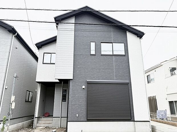 コントラストの効いたモノトーンの外観が、街並みに洗練された存在感を放ちます。