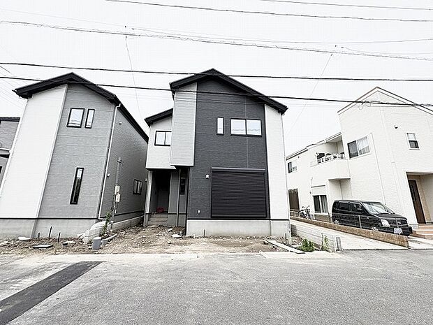 洗練されたモノトーンの外観が、街並みに落ち着きと調和をもたらしています。