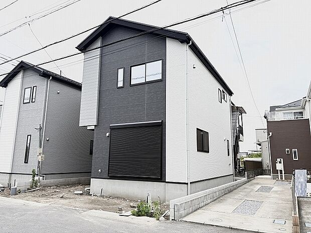 モノトーンの配色が洗練された印象を与える、シンプルで端正な佇まいの外観です。