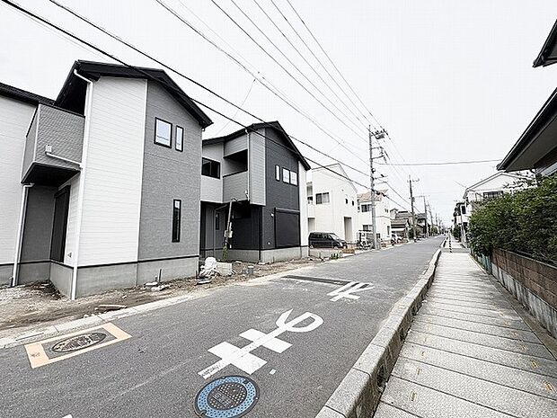 洗練されたモノトーンの外観が、落ち着いた街並みに調和して佇んでいます。