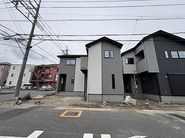 洗練されたツートーンの外観が、街並みに落ち着きと調和をもたらす佇まいです。