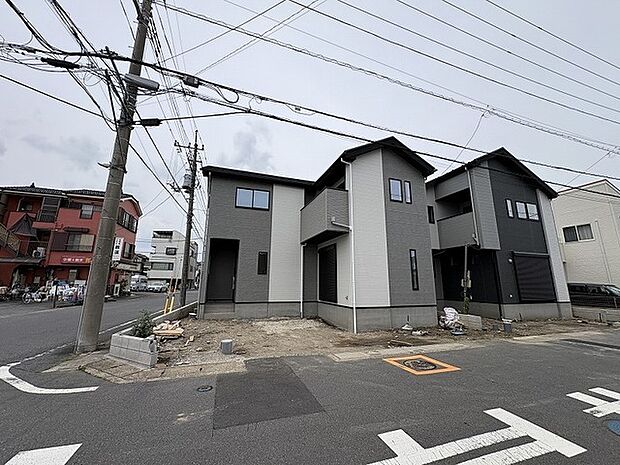 洗練されたモノトーンの外観が、街並みに落ち着いた佇まいと新しい彩りを添えています。