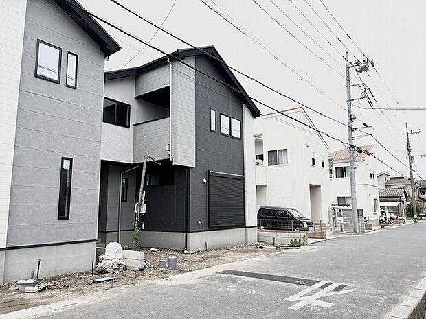 洗練されたコントラストを描く外観デザインが、落ち着きのある街並みに調和する住まいです。