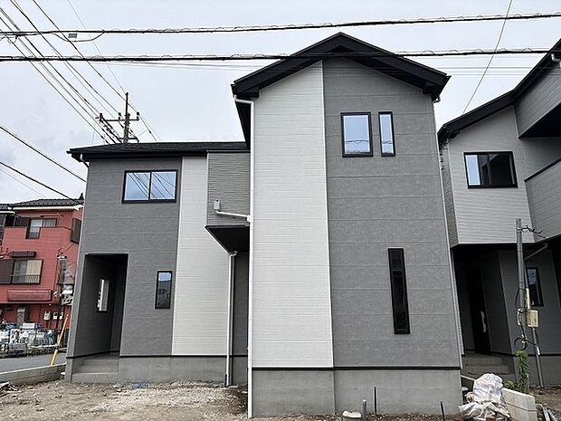洗練された配色が印象的な、周囲の街並みに自然と馴染むモダンな佇まいです。