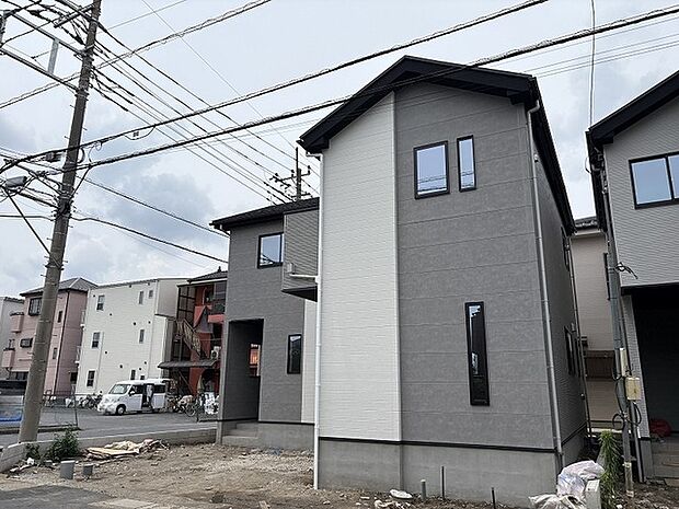 街並みにすっきりと溶け込む洗練された佇まいが、暮らしに落ち着きと安心感をもたらしてくれます。