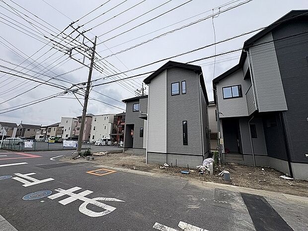 洗練されたモノトーンの外観が、周辺の落ち着いた街並みと穏やかに調和しています。