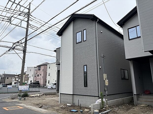 落ち着いた色合いのモダンな外観が、周囲の街並みに洗練された印象を与えています。