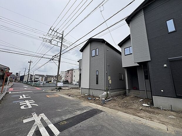 落ち着いた色合いの外観が静かな街並みに調和し、日々の生活を穏やかに包み込む佇まいです。