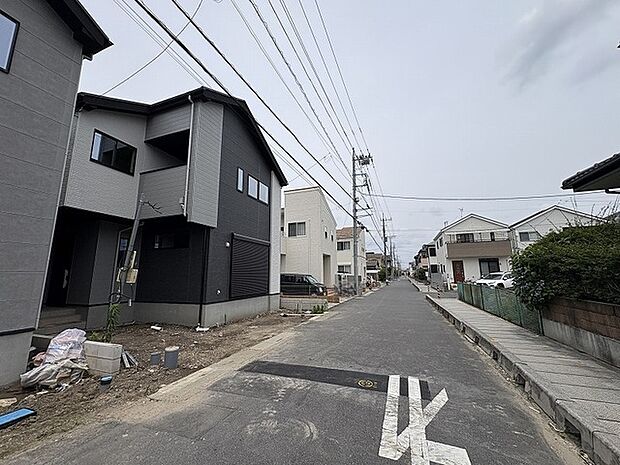 落ち着いた住宅街の中に調和する、現代的で洗練された佇まいの住環境が広がります。