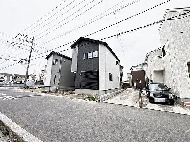 洗練された配色が印象的な、周囲の街並みと調和するモダンな外観デザインです。