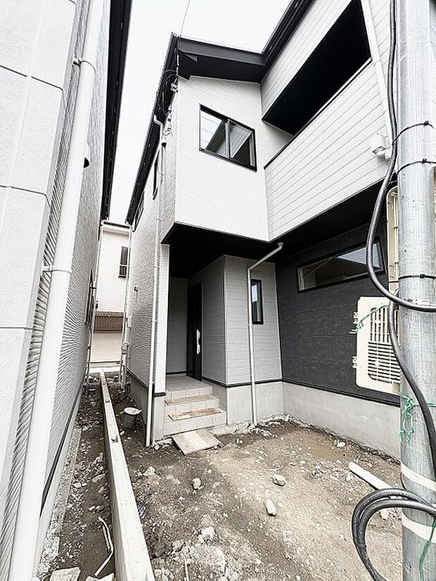 洗練されたモノトーンの外観が、落ち着きのある佇まいを演出する住まいです。