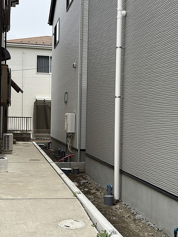 周囲の建物と適度な距離を保ち、落ち着いた静けさが漂う住環境を整えた建物の外観です。