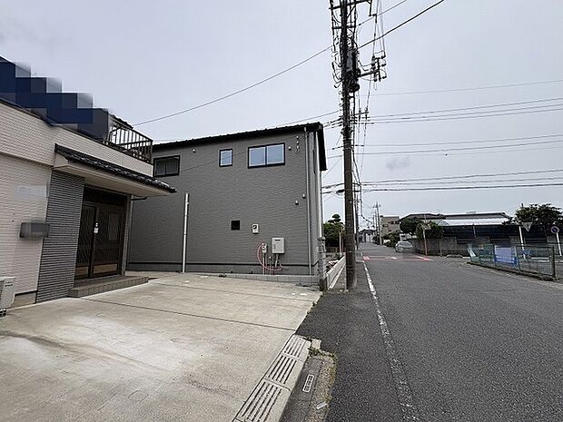 落ち着いた住宅街の風景に馴染む、シンプルで静かな佇まいが日々の暮らしを穏やかに包み込みます。