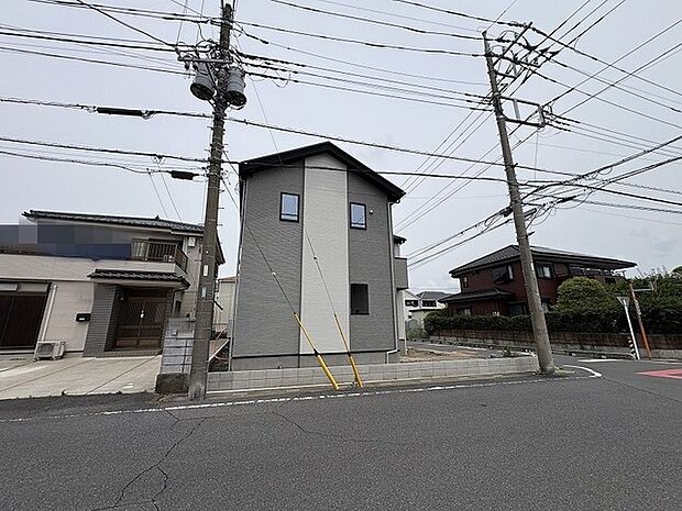 周囲の景観に馴染みながらも、洗練された配色が道ゆく人の目を引くシックな佇まいの住まいです。