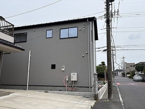 落ち着いた色調の外観が周辺の静かな街並みに調和し、日々の暮らしに穏やかな安心感をもたらします。