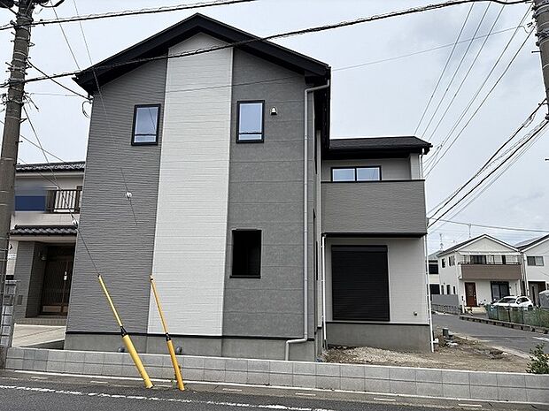 モノトーンのコントラストが洗練された印象を与え、街並みに静かに溶け込むモダンな外観デザインです。