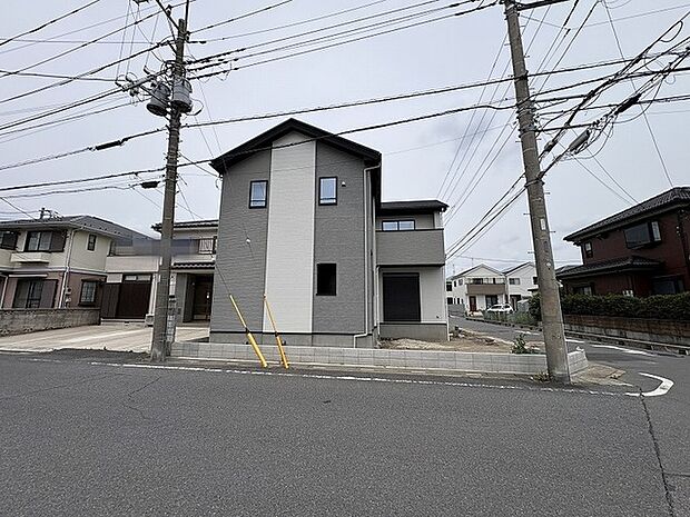 落ち着いた配色とモダンなフォルムが街並みに馴染む、整然とした佇まいの外観です。