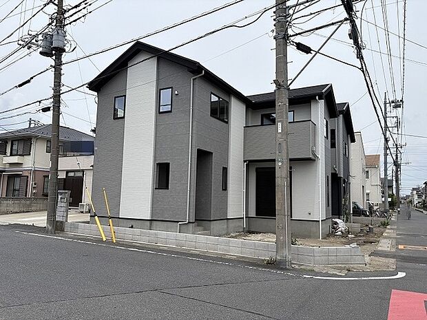 洗練されたモノトーンの色使いが周囲の街並みと調和し、現代的で落ち着いた佇まいを演出しています。