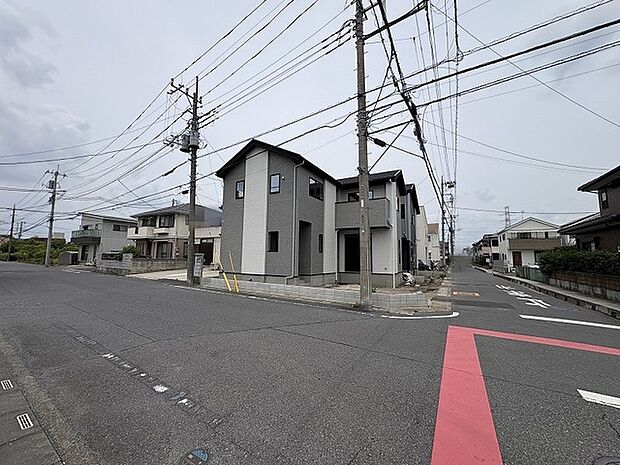 落ち着いた色合いの外壁が周辺の街並みに溶け込み、穏やかな暮らしを予感させる佇まいです。