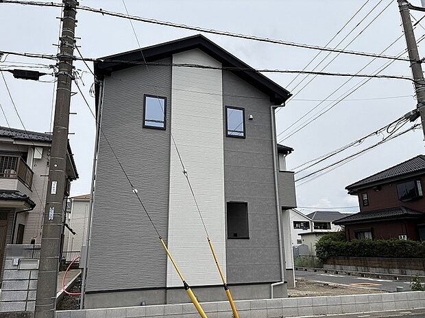 洗練されたコントラストが印象的な、街並みに静かに溶け込むモダンな外観デザインです。