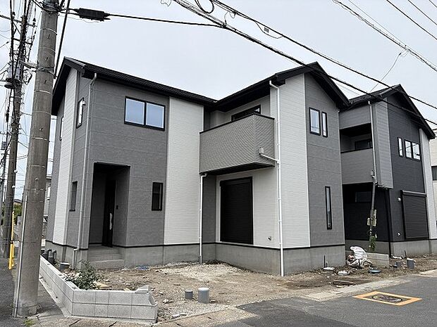 洗練された色使いが印象的な、周囲の街並みと調和するモダンで落ち着いた佇まいの住まい。