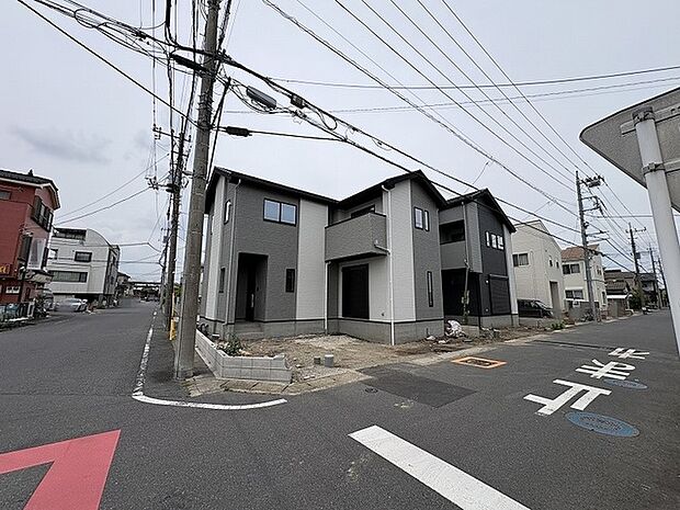 落ち着いた色合いのモダンな外観が、周囲の街並みに洗練された印象を添えています。