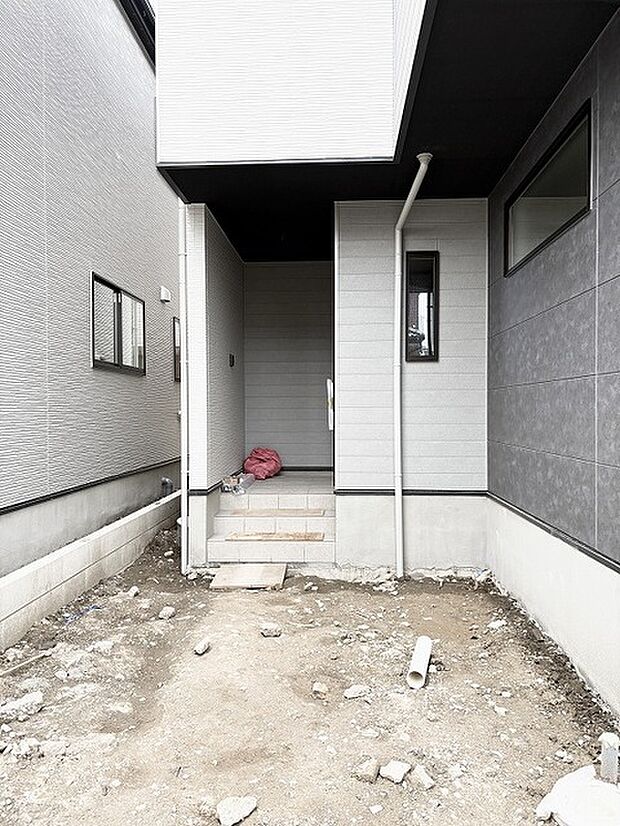 洗練されたモノトーンの外観が、静かで落ち着いた暮らしの始まりを感じさせます。