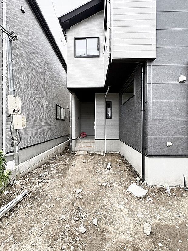 洗練されたモノトーンの外観が、日々の暮らしに落ち着いた気品をもたらしてくれる住まいです。