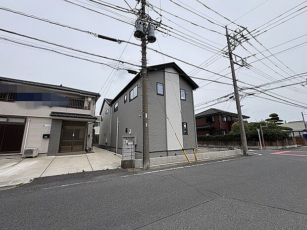 周囲の街並みに自然と馴染む、落ち着いた佇まいと洗練された外観デザインが日々の暮らしを穏やかに整えます。