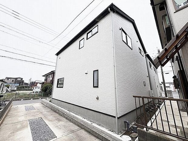 洗練された外観が周囲の街並みと調和し、住まう人の個性を静かに引き立てる佇まいです。