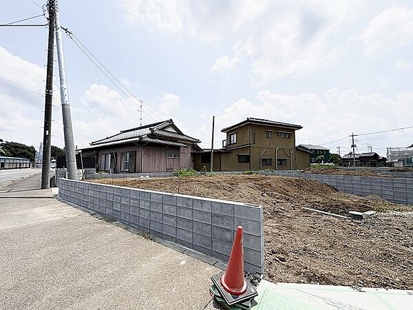 周囲の環境に溶け込みながら、これからの暮らしを自由に描き出せるゆとりある敷地です。