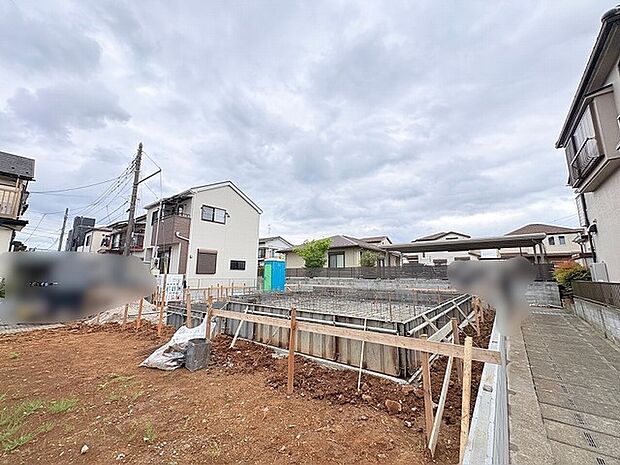 静かな住宅街に新たな暮らしの基盤が築かれていく、期待に満ちた建設現場の様子です。