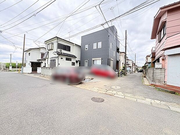 周辺の街並みと調和しながらも、落ち着いた佇まいを見せる外観が日々の暮らしに安らぎを添えてくれます。