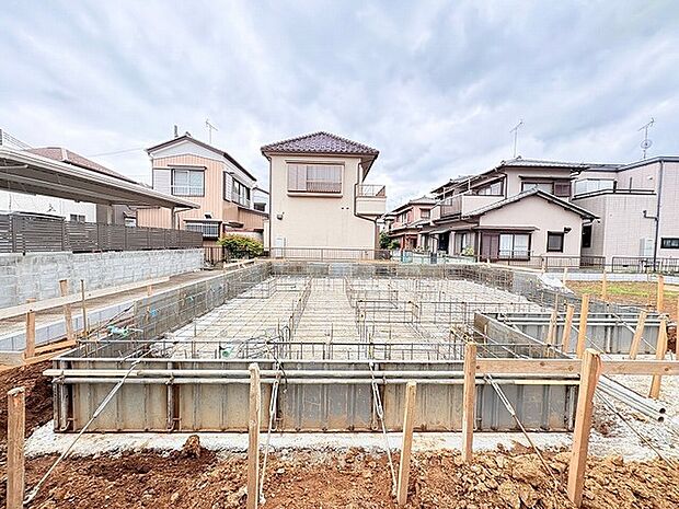 新たな暮らしの土台となる、安心とこだわりを形にするための丁寧な基礎工事の風景です。