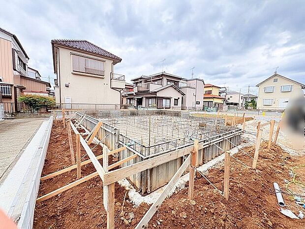 これから始まる暮らしの礎となる、静かで落ち着いた佇まいの敷地が広がっています。