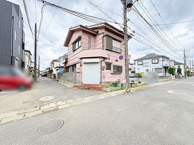周囲の街並みに穏やかに溶け込みながら、日々の暮らしを見守るような佇まいを感じさせます。