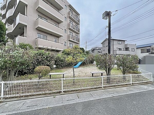 建物のすぐそばに緑豊かな空間が広がり、日常に穏やかな安らぎをもたらす心地よい住環境です。