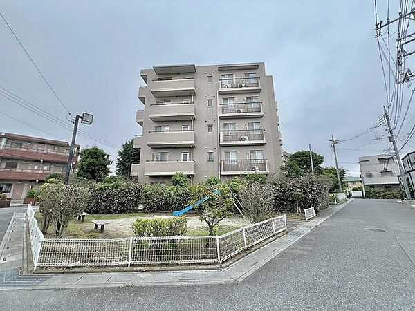 日常の風景に溶け込む落ち着いた佇まいで、周辺環境と調和した穏やかな暮らしを育む住まいです。